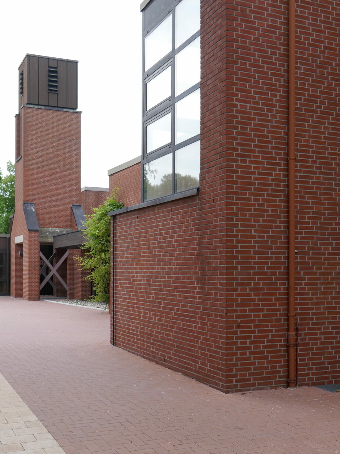 Münster vor Ort: Coerde - Andreaskirche (1970-82) an der Breslauer Straße in neuem Umfeld - Foto: Stefan Rethfeld