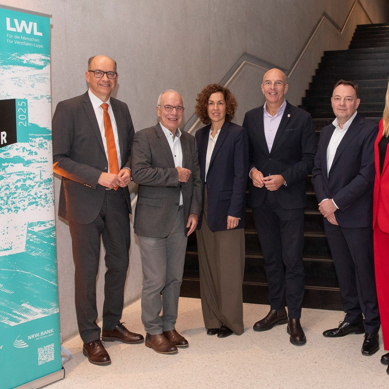 Ausrichter und Förderer des Westfälischen Preises für Baukultur 2025 (v.l.): LWL-Chefdenkmalpfleger Dr. Holger Mertens, Prof. Dr. Bernd Andrick, Ernsting Kunst- und Kulturstiftung, Dr. Christina Hagemeister, Klinkerwerk Hagemeister, Dr. Georg Lunemann, Direktor des LWL, Thomas Stausberg, NRW.BANK, LWL-Kulturdezernentin Dr. Barbara Rüschoff-Parzinger. Foto: Markus Bomholt