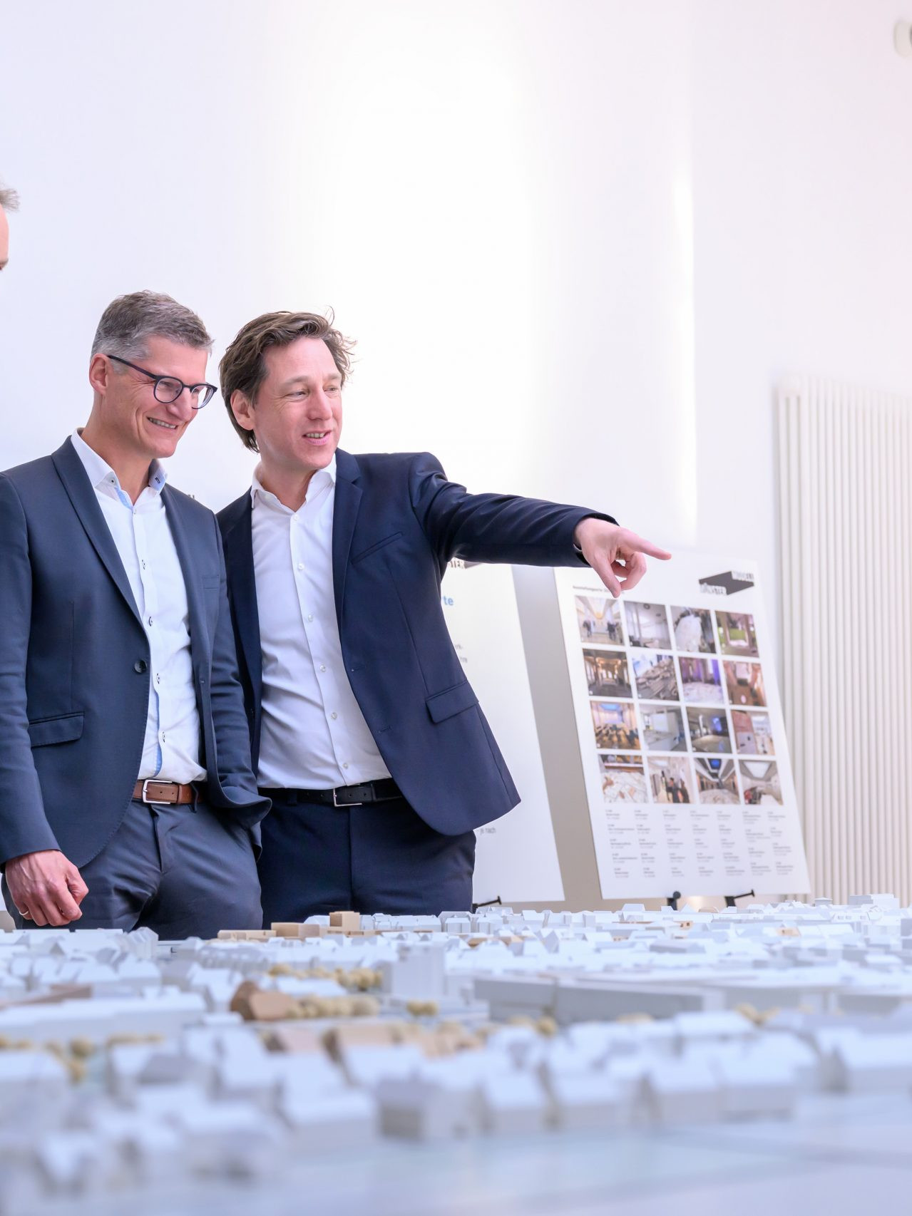 Oberbürgermeister Tilman Fuchs (M.) ließ sich bei der Eröffnung der Ausstellung „Münster Modell – 20 Jahre Forum für Baukultur“ das Münster-Modell vom Vorsitzenden des Vereins Münster Modell e.V., Stefan Rethfeld (r.), und Christopher Festersen, Leiter des Stadtplanungsamtes und Vorstandsmitglied, zeigen. © Stadt Münster / Michael Möller